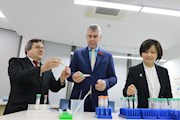加拿大省长点赞冷泉港亚洲dna学习中心